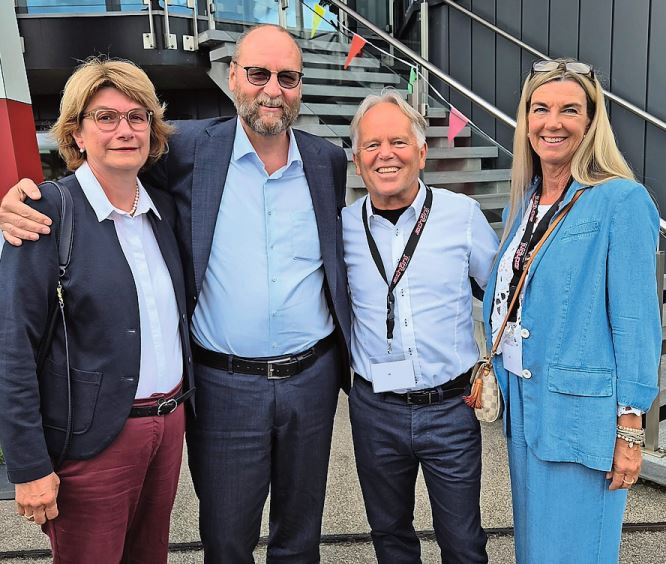 V,.,li.: Silvia und Jürg Röthlisberger (Direktor des Bundesamts für Strassen Astra), Hans-Peter und Christine Dreier