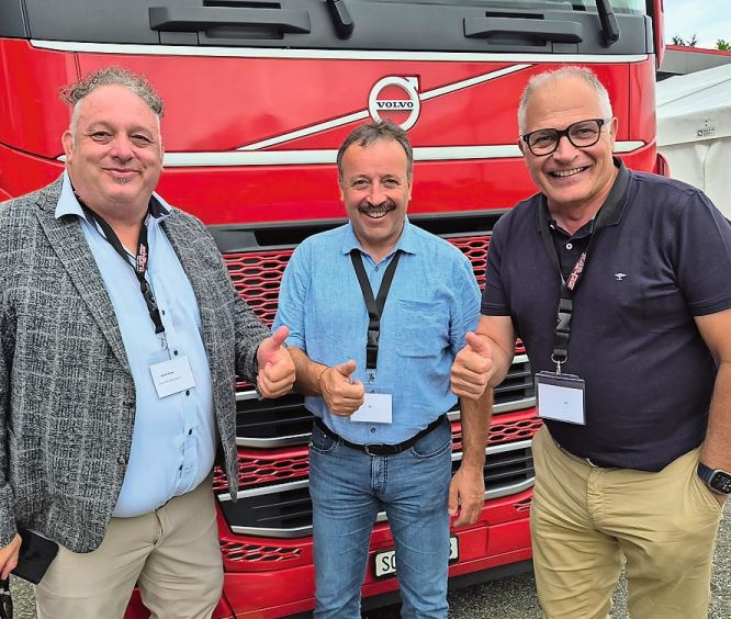V,.,li.: Jodok Huber (Loacker Swiss Recycling), Wolfgang Franz-Loacker und Urs Gerber (MD Volvo Group Schweiz)