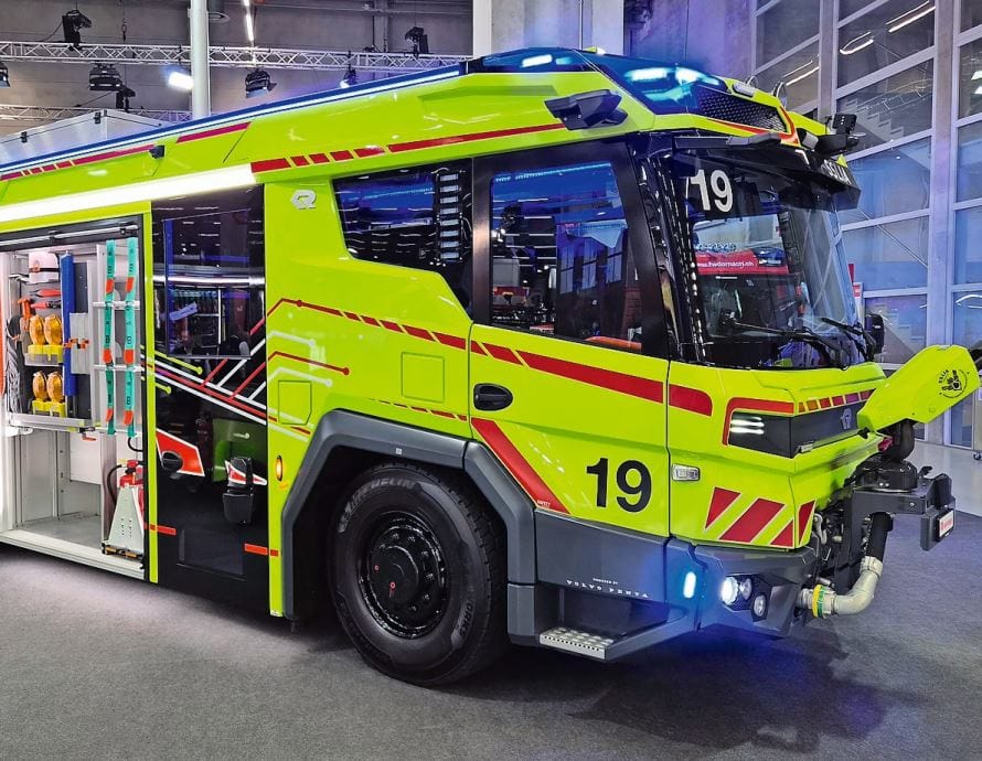 Rosenbauer zeigte das vollelektrische TLF RT des Flughafens Genf. Fast die gesamte Halle drehte sich um Brandbekämpfung.