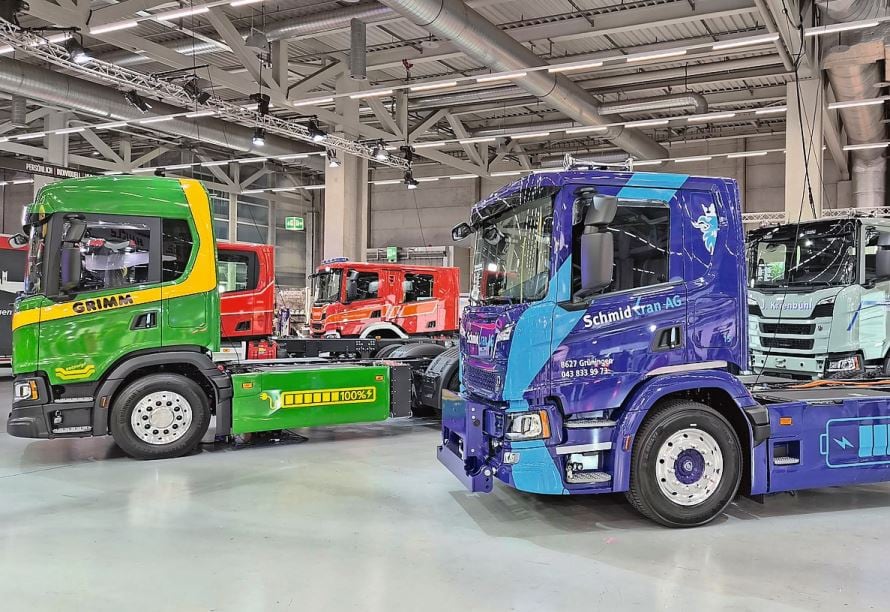 Kundenfahrzeuge am Scania-Stand: Kehrichtfahrzeug (grün) und ein BEV mit Winterdienstvorbereitung (blau).