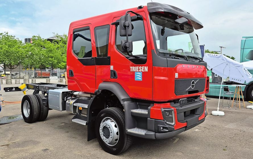 Unaufhaltsam dank 4×4-Antrieb: Volvo Trucks FL Feuerwehrfahrgestell (16 t) mit fast schon obligatorischer Crew Cab.