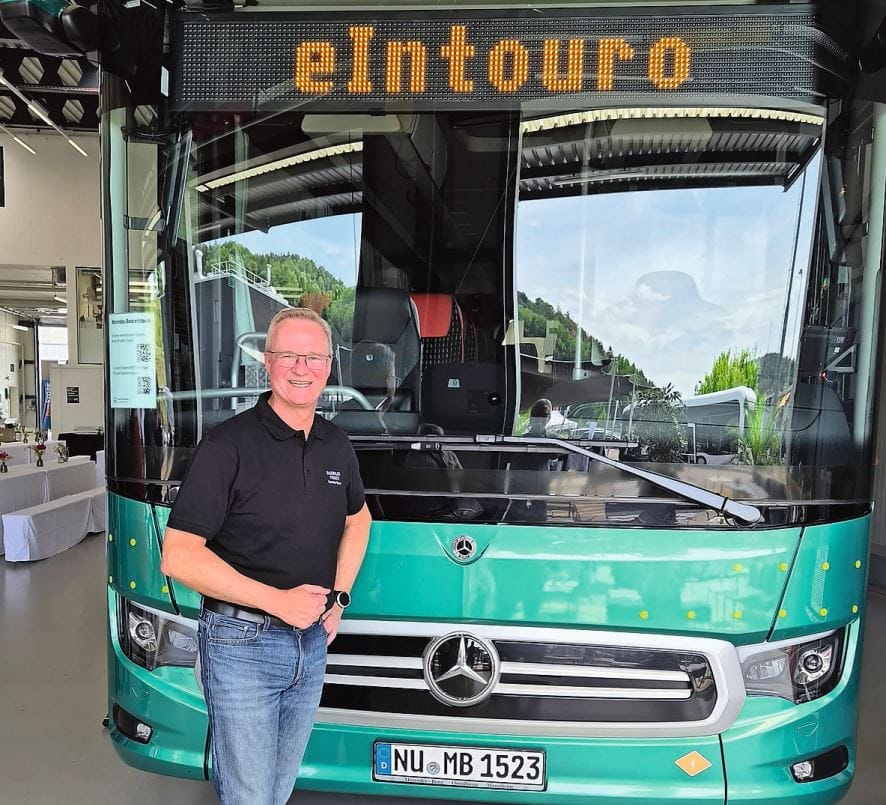 Dirk Schmelzer, CEO Daimler Buses Schweiz, vor dem neuen eIntouro.