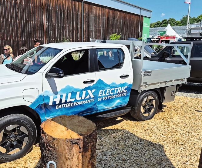 Interessante Kombi: Der brandneue Toyota Hilux Elektro-Pick-up wurde mit einer Alubrücke versehen.