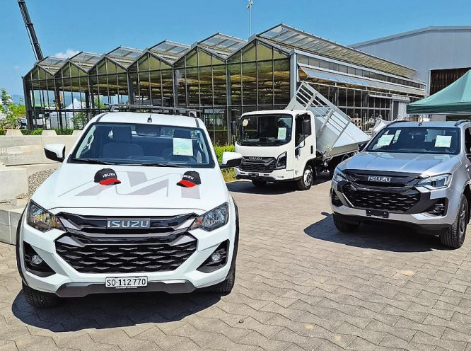 V,.,li.: Isuzu D-Max Space mit 1,9-l-TDI, M27 Dreiseitenkipper mit 3,0-l-TDI und D-Max Nitro Sport EV mit 66,9-kWh-Batterie.