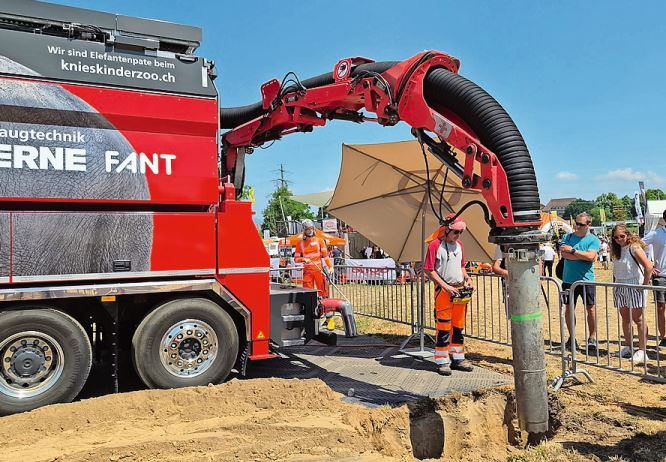 Sobald der Rüssel des Ernefant-Saugbaggers seine Kraft entfaltete, kam das neugierige Publikum in grosser Zahl an.
