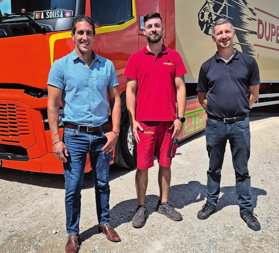 Von links: Yann Duperrex, Fahrer Armando Sousa und Paolo Sparascio, Renault-Trucks-Verkaufsleiter Westschweiz.
