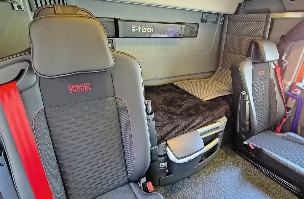Die roten Akzente im Innendesign der Fahrerkabine passen zur Markenfarbe sowohl von Renault Trucks als auch von Duperrex Frères.