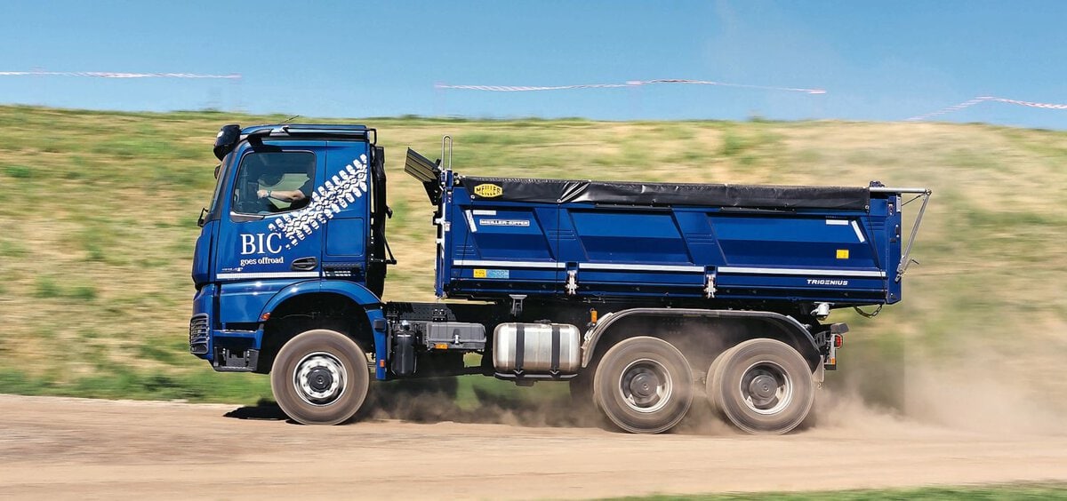 Ausgestattet mit der Turbo-Retarder-Kupplung bewältigt der Actros 3348 AK 6×6 jede Schwerlast.