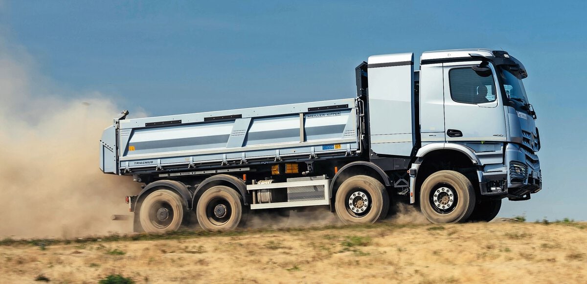 Ob mit robustem Allradantrieb, hydrostatischem Hilfsantrieb HAD, materialschonender TRK-Kupplung oder lokal emissionsfreiem Elektroantrieb (Bild eArocs 400) – Mercedes-Benz Trucks deckt das gesamte bauspezifische Anforderungsprofil praxisgerecht ab.