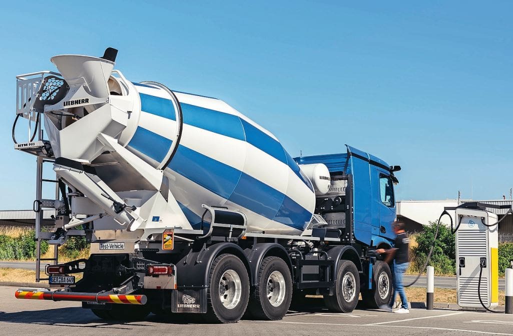 Der Vorteil der Kombination aus E-Lkw und mPTO ist, dass z,.,B. der Betonmischer auch beim stillstehenden Fahrzeug rotieren kann, selbst wenn es mit der Ladesäule verbunden ist.