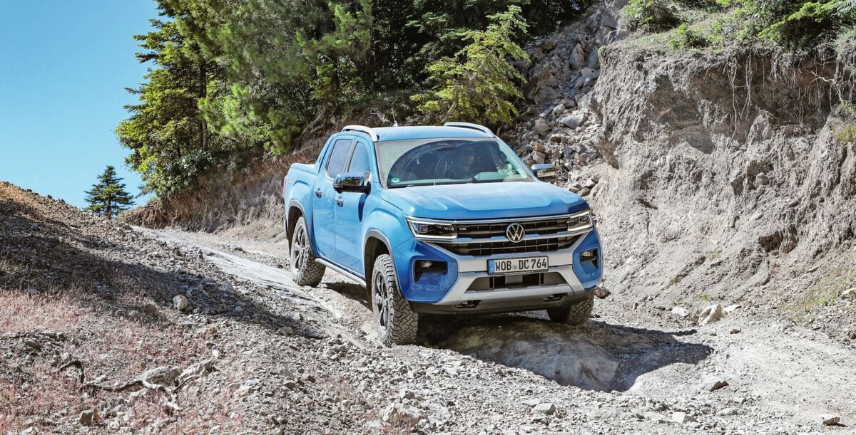 Der VW Amarok beweist sich mit robusten Offroad-Reifen und 4Motion auf den Schotterpisten im Rif-Gebirge.