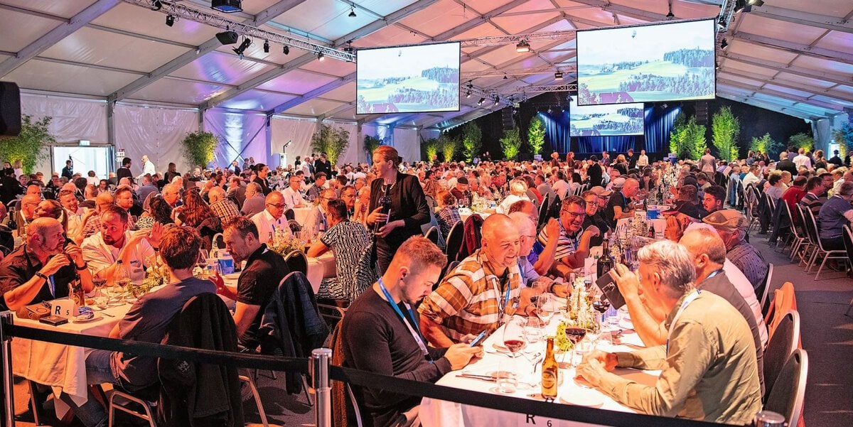 Der riesige Festsaal war bis auf den letzten Platz besetzt.