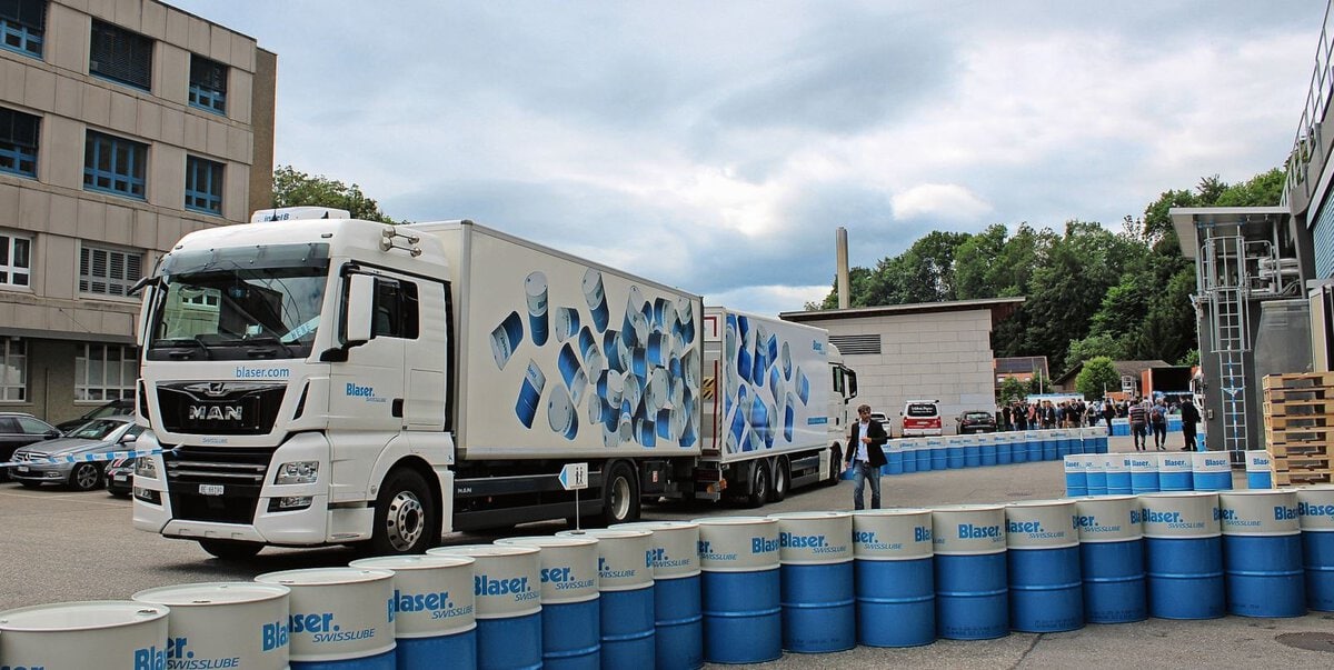 Die eigene Transportflotte umfasst Stückgutlastwagen, Lieferwagen sowie einen Tanklastwagen.