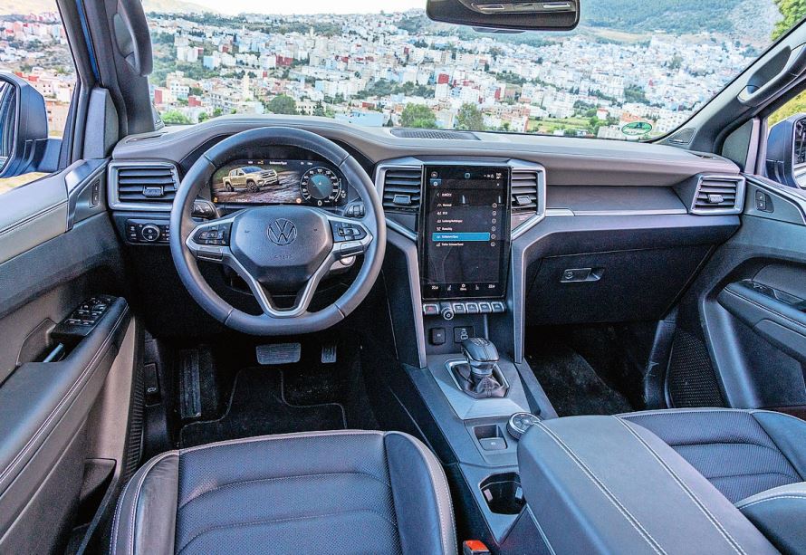 Draussen flirrt die Hitze bei weit über 30 Grad, doch im funktional wie auch komfortabel gestalteten Cockpit herrscht absolute Gelassenheit.