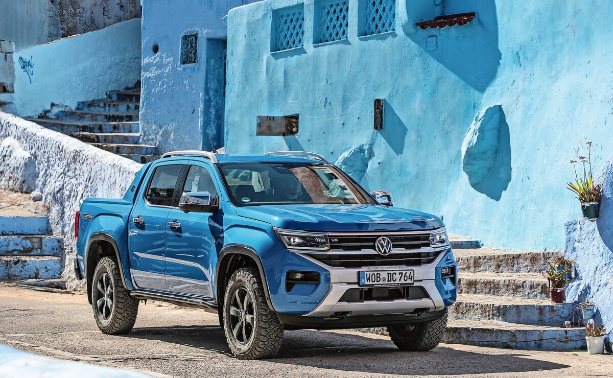 Farblich passend zur berühmten «blauen Stadt»: Der VW Amarok Aventura in Mid-Blue Metallic.
