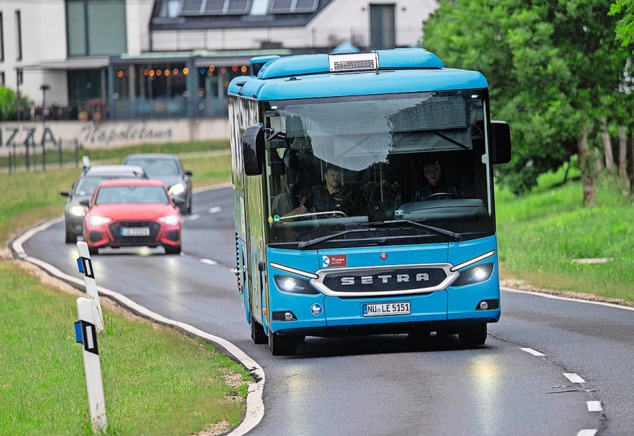 Setra zeigt mit dem MultiClass S 515 LE Hybrid, dass moderne Verbrenner weiterhin eine wichtige Rolle spielen.