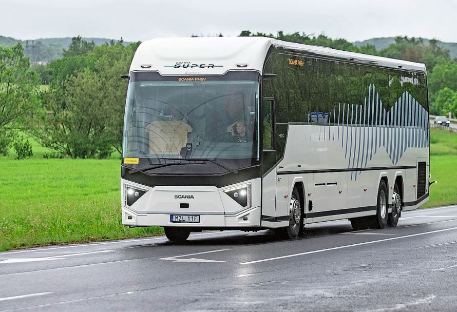Scania setzt im Castrosua Hero PHEV auf einen Plug-in-Hybrid-Antrieb mit bis zu 70 Kilometern rein elektrischer Reichweite.