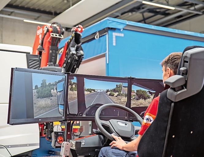 Einmal selbst Lkw fahren – und wenn es auch nur virtuell ist –, war am Tag der offenen Tür möglich.