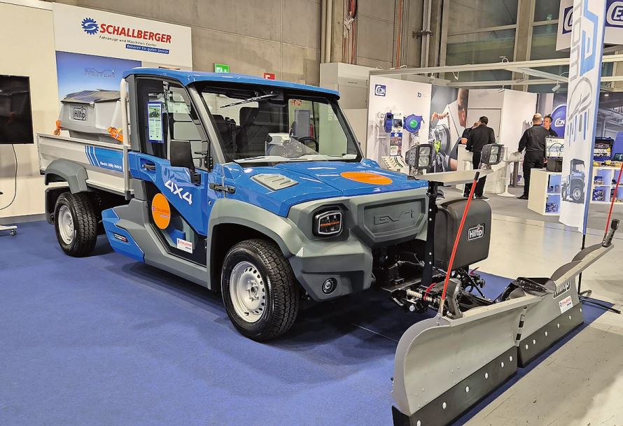 Dank seiner Vorderachslast von 1400 kg kann der Evi Country von Evi Motors mit einem Schneepflug bestückt werden.