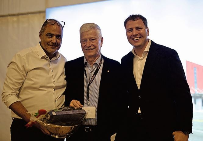 V,.,li.: Daniel Schöni, Hans Jürg Koch (damaliger Gemeindepräsident von Rothrist) und Livio Schöni