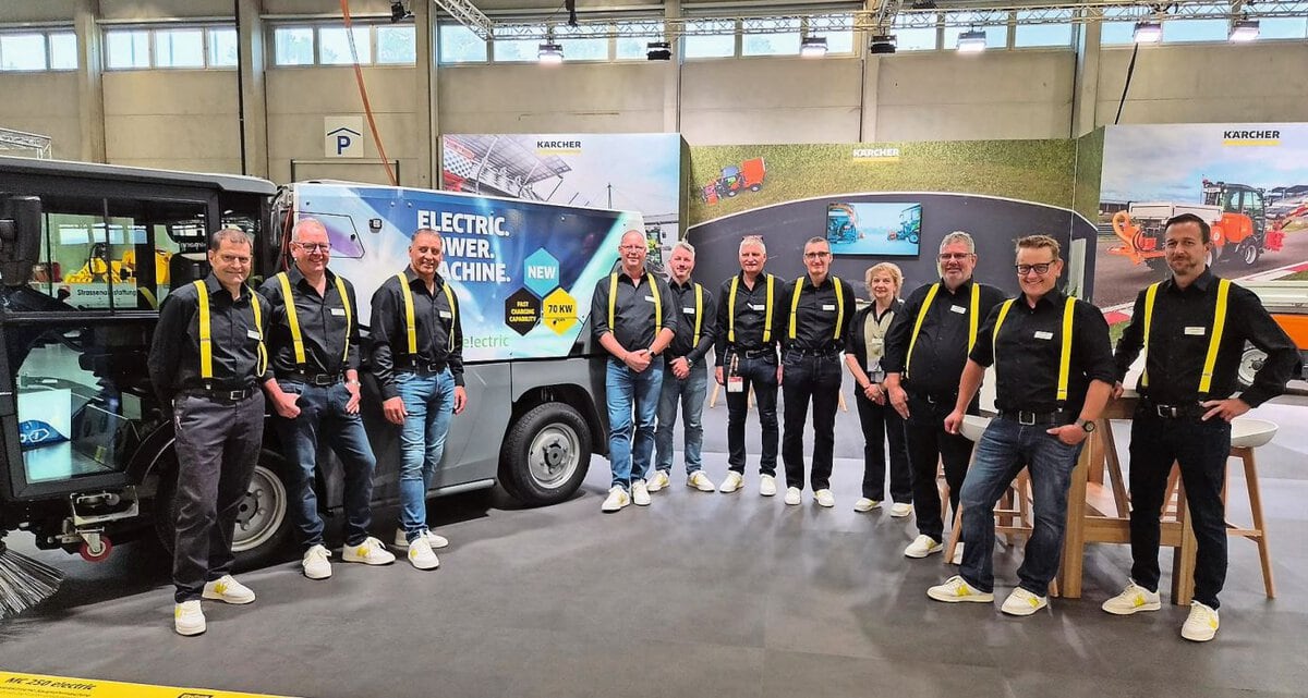 Das grosse Kärcher-Team präsentierte u.a. die erneuerte elektrische Saugkehrmaschine MC 250 e!ectric (links im Bild)