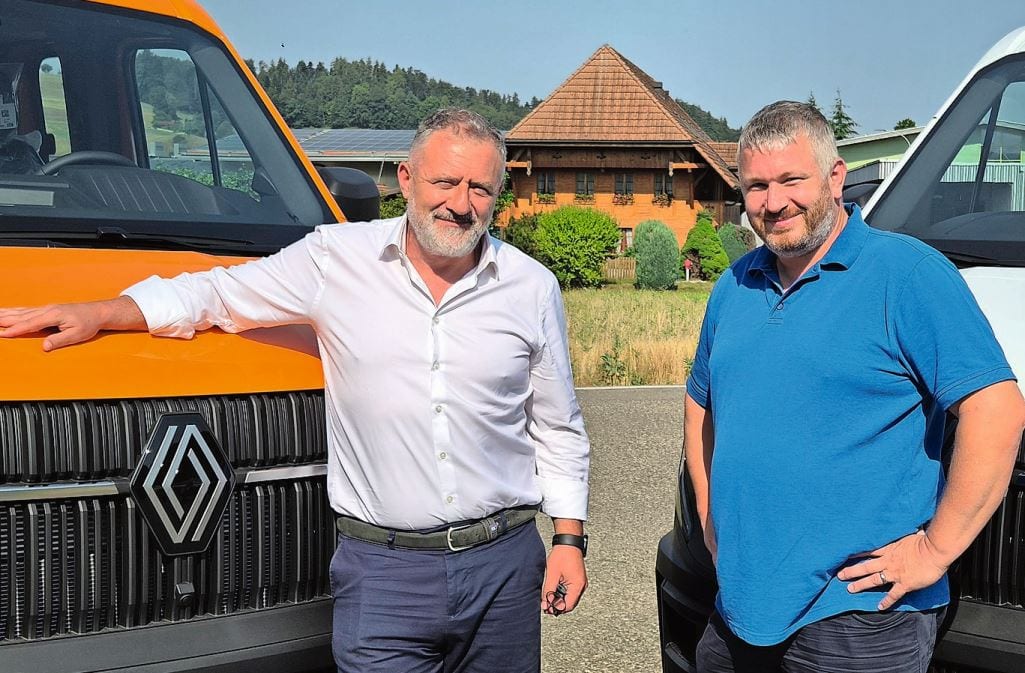 José Noceda, Verantwortlicher für PRO+ LCV Conversion & Fleet Marketing bei Renault Group Schweiz (links) und Simon Flückiger, Inhaber und Geschäftsführer Fankhauser AG Fahrzeugbau