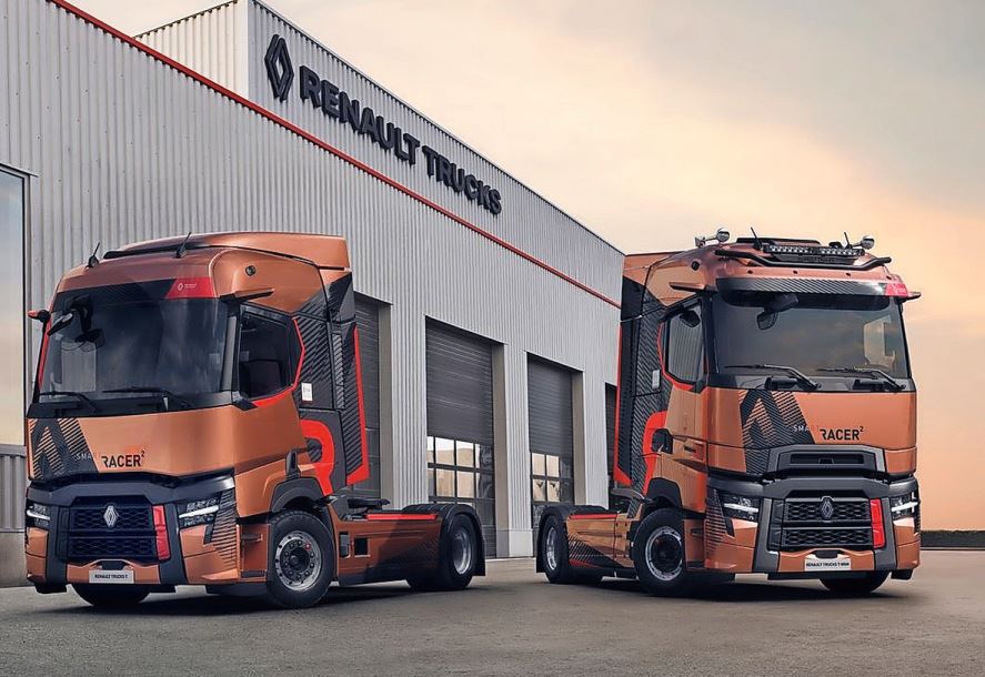 Der Renault Trucks T-High Modelljahr 2027 (rechts) mit neuer DE13 R-Motorisierung feiert seine Weltpremiere.