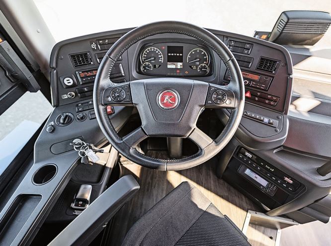 Der Fahrerplatz der Setra MultiClass S 515 LE präsentiert sich nahezu perfekt, übersichtlich und praxisgerecht gestaltet.