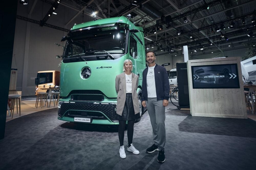 Rådström und Puchert präsentieren den eActros. Quelle: zvg