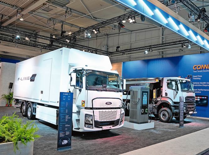 Ford Trucks bietet mit dem F-Line E (links, hier als 6×2) einen batterieelektrischen Lkw an. Rechts ein F-Line Construction.