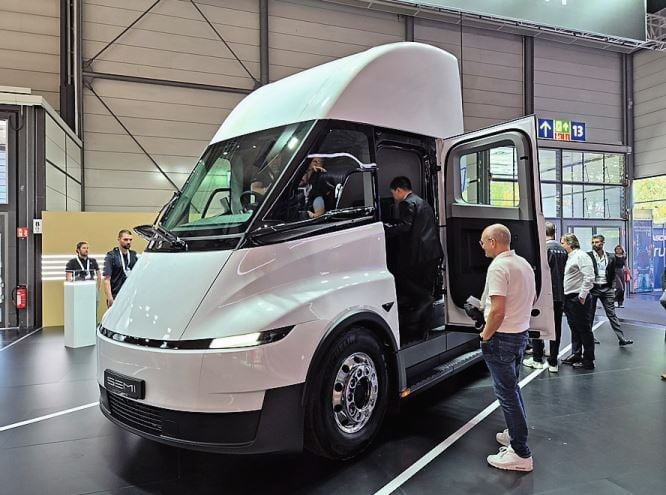 Tesla gab die Spezifikationen des Semi für Europa bekannt: 550 km Reichweite, 1,0 kW/km Verbrauch und 9,1 t Leergewicht.