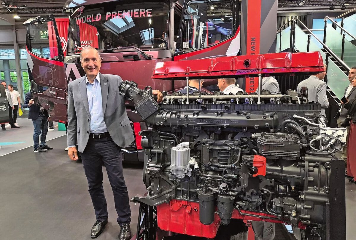 Tarcis Berberat, Vice President Region AdriAlps von Renault Trucks, zeigt uns den neuen DE13-R-Dieselmotor.