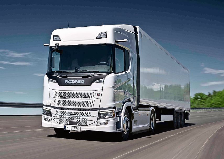 Unter Scania Dynamic wurde der neue Fernverkehrs-Elektro-Lkw mit aerodynamisch optimierter Front vorgestellt.