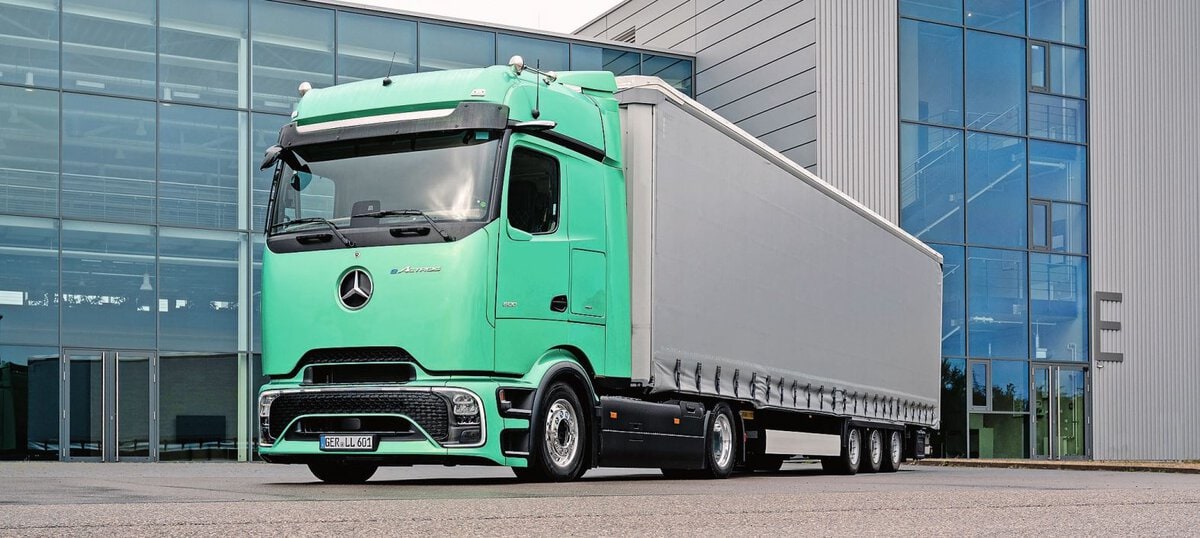 Der Mercedes-Benz eActros Lowliner wird als 4×2-Sattelzugmaschine mit 4000 mm Radstand und 2,50 Meter breitem Fahrerhaus angeboten.