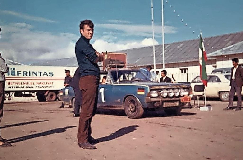 Hans Sigrist 1968 am Zoll zwischen der Türkei und dem Iran. Damals war eine Rally von München nach Persepolis im Iran auf der Durchfahrt und Sigrist stand mit dem Lkw an der Grenze.