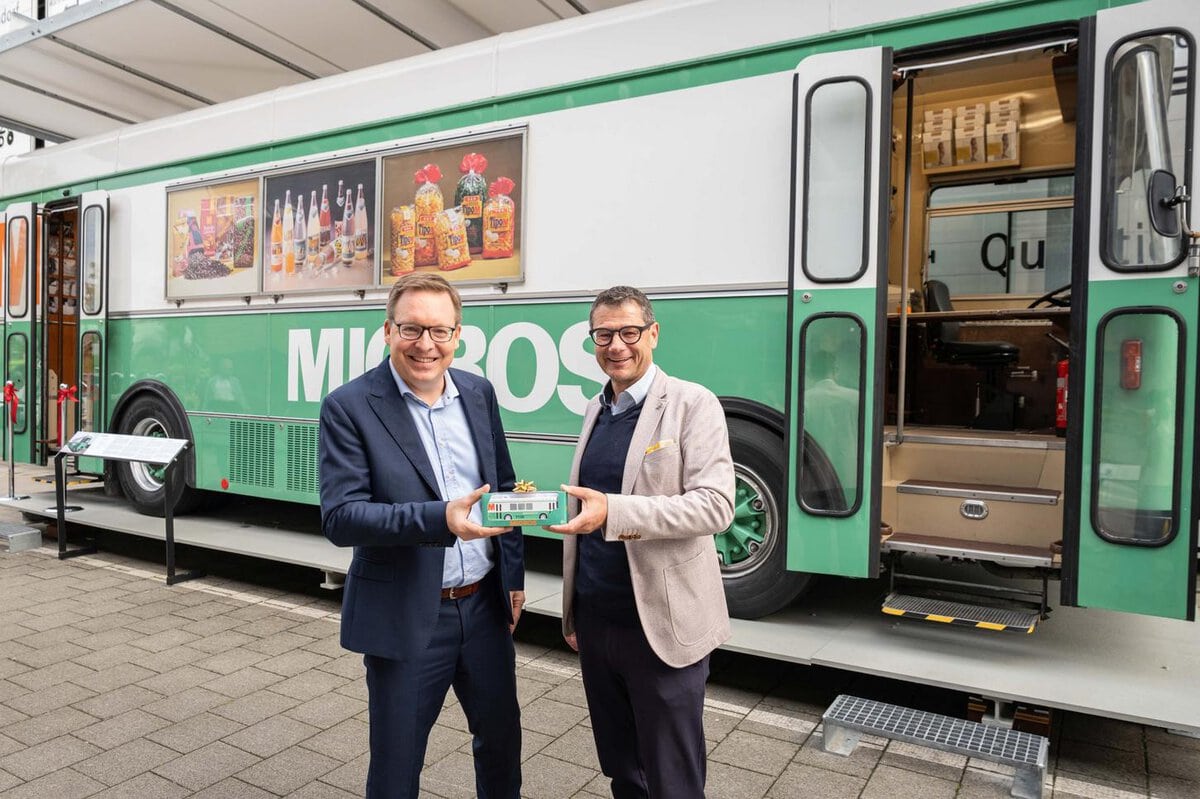 Guido Rast übergibt den Migros-Verkaufswagen. Quelle: zvg